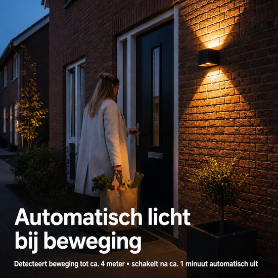 Vrouw met boodschappentassen bij een deur, verlicht door een automatische wandlamp.