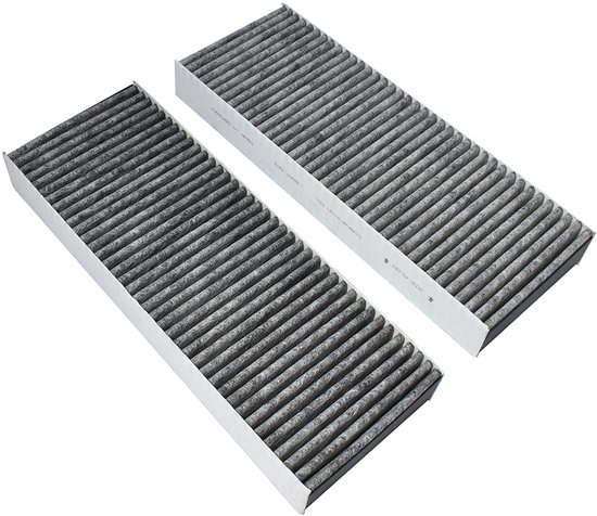 Twee koolstoffilters met verticale plooien, naast elkaar op een witte achtergrond.