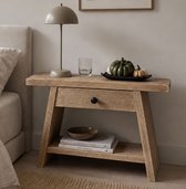 Houten bijzettafel met één lade en legplank, met decoratieve pompoenen en een lampje.
