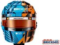 Gedetailleerde voorgrond van een blauw-oranje LEGO-helm met sterpatroon en "OKX"-logo.