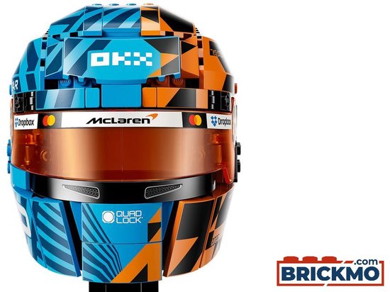 Gedetailleerde voorgrond van een blauw-oranje LEGO-helm met sterpatroon en "OKX"-logo.