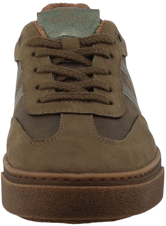 Bruine sneaker met vetersluiting en een dikke zool. Groene accenten op de zijkant en een suède afwerking.