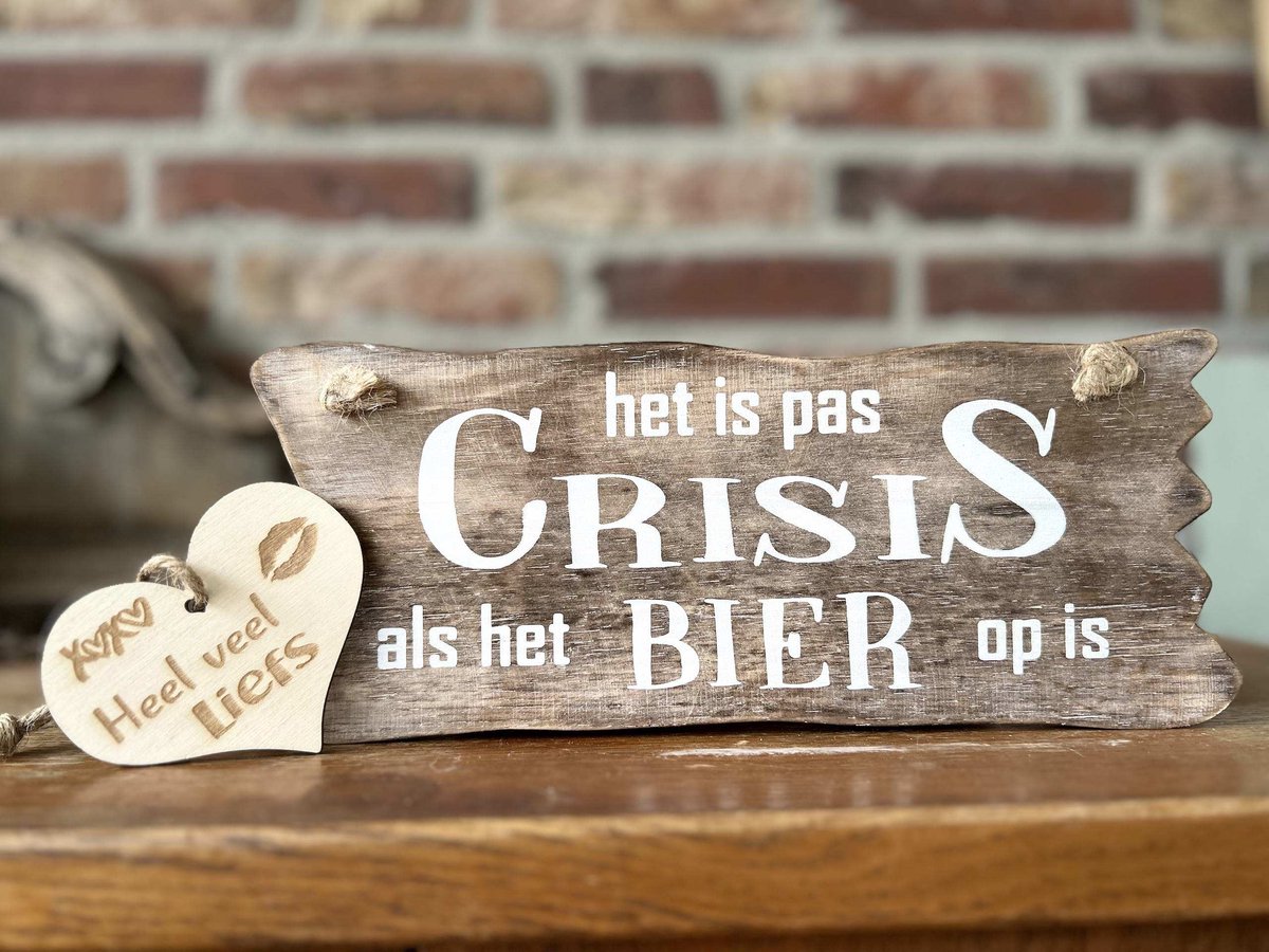 Creaties van hier - crisis als bier op is - met houten hartje - 12x30 cm - tekstbord - wandbordje