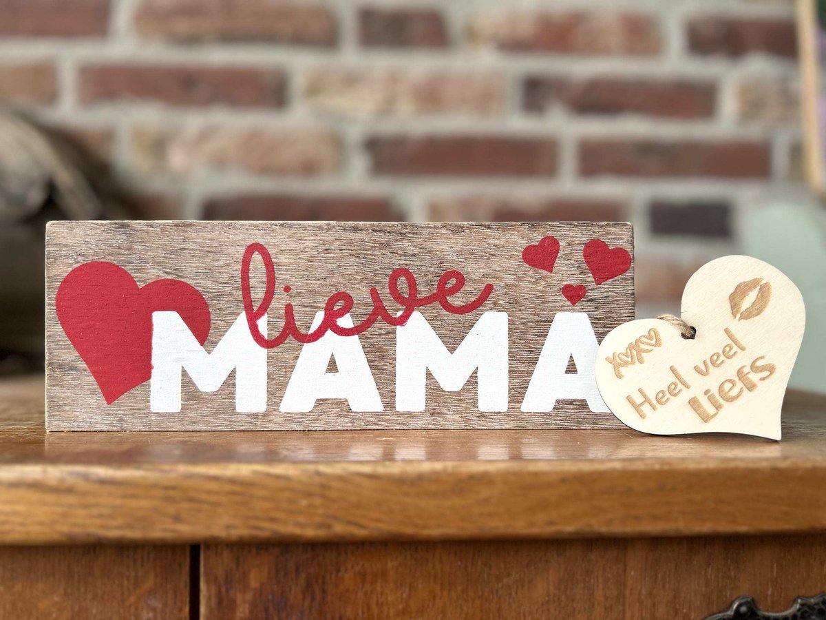 Creaties van hier - Tekstblok Lieve mama - met houten hartje - naturel rood - 9x18 cm