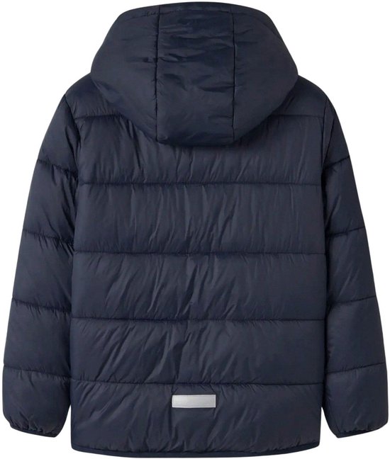 Donkerblauwe, gewatteerde jas met capuchon, achterkant, met reflecterend label.