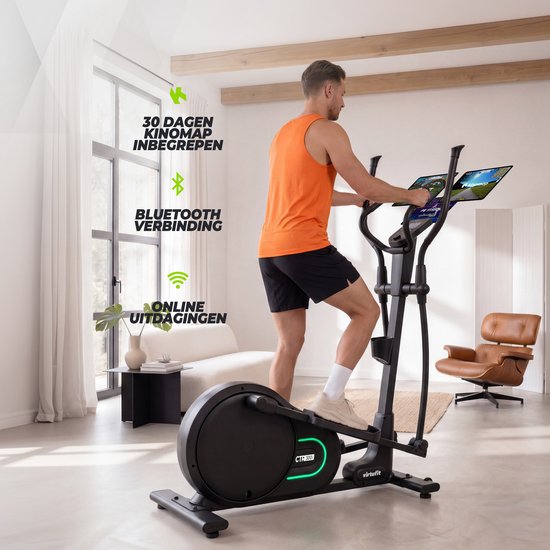 Man traint op een zwarte crosstrainer in een woonkamer en kijkt naar het tablet-scherm met trainingsprogramma.