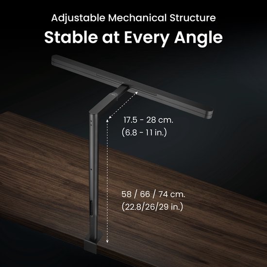 Zwarte bureaulamp met verstelbare arm, bevestigd aan een houten bureau. Maximale hoogte 74 cm.