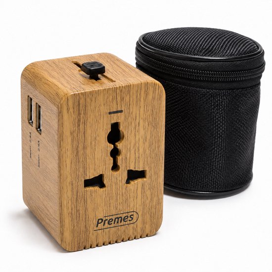 Reisstekker met houtlook en twee USB-poorten, met zwarte beschermhoes ernaast.