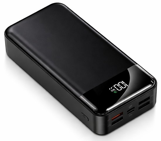 Zwarte powerbank met glanzend display dat 100% aangeeft en twee USB-poorten.