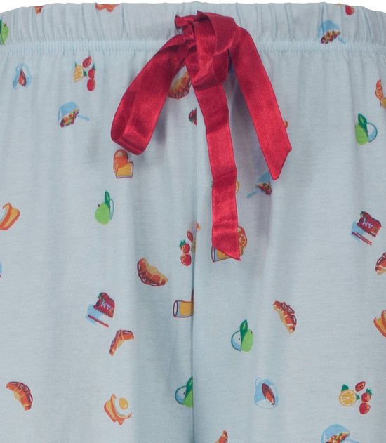 Detail van de tailleband van een pyjamabroek met een rode satijnen strik en een print van ontbijtproducten.