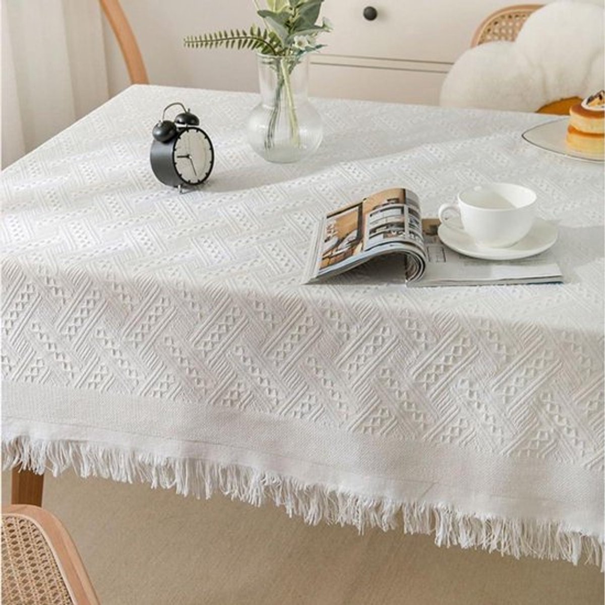 - Tafelkleden - Katoen - Linnen - Kwastjes - Afwasbaar - Antislip - Stofdicht - Salontafel - Eettafel - Keuken - Bruiloft - Feest - Tafeldecoratie - Wit - Geschikt voor diverse gelegenheden - 90 x 150 cm.