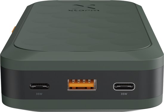 Zijaanzicht van een donkergroene Xtorm powerbank met twee USB-C poorten van 35W en één oranje USB-A poort.