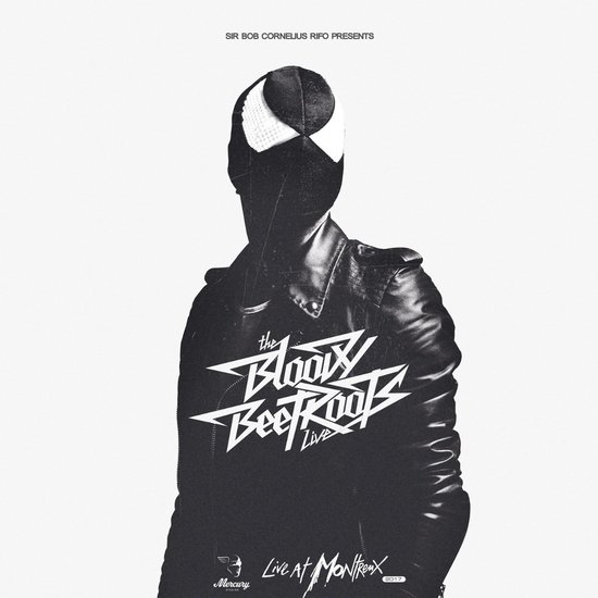 Man met zwarte jas, zwarte bivakmuts en een zwart-wit geblokte pet, met de tekst 'The Bloody Beetroots Live' op de jas.
