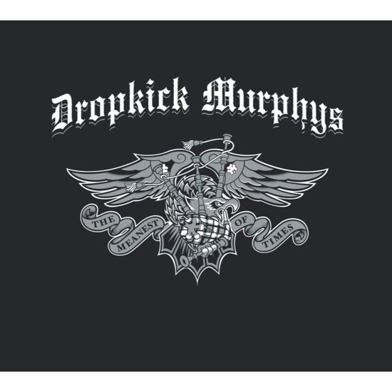 Dropkick Murphys logo met een adelaar die een doedelzak vasthoudt. Tekst: THE MEANEST OF TIMES.