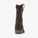 Achterkant van een donkerbruine suède cowboylaars met lusje, opgestikte details en schuine hak.