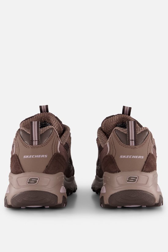 Achterkant van bruine Skechers D'LITES sneakers met roze accenten en een S-logo op de zool.