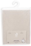 Jollein hoeslaken in zandkleur, van zacht, rekbaar jersey materiaal. Perfecte pasvorm voor een ledikantmatras van 60 x 120 cm.