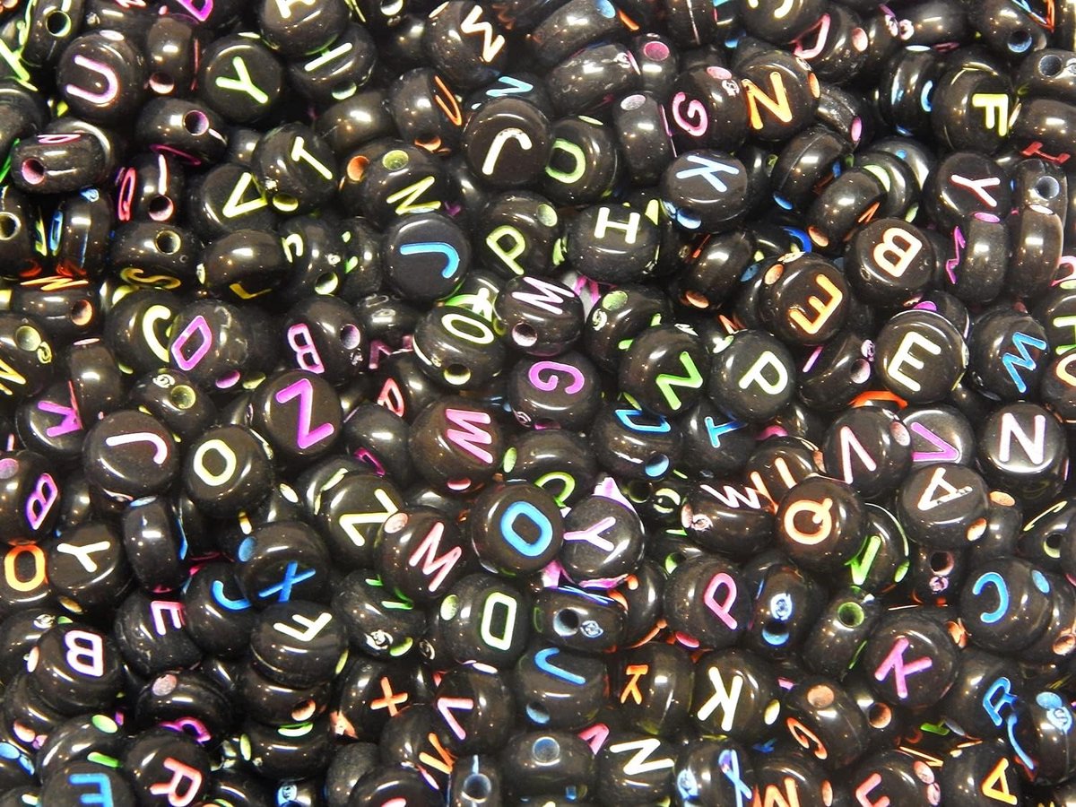 Kralen, kunststof letters, zwarte kralen met kleurrijke letters A-Z, 7 mm, ronde kralen voor armband, choker, sieraden of ander handwerk