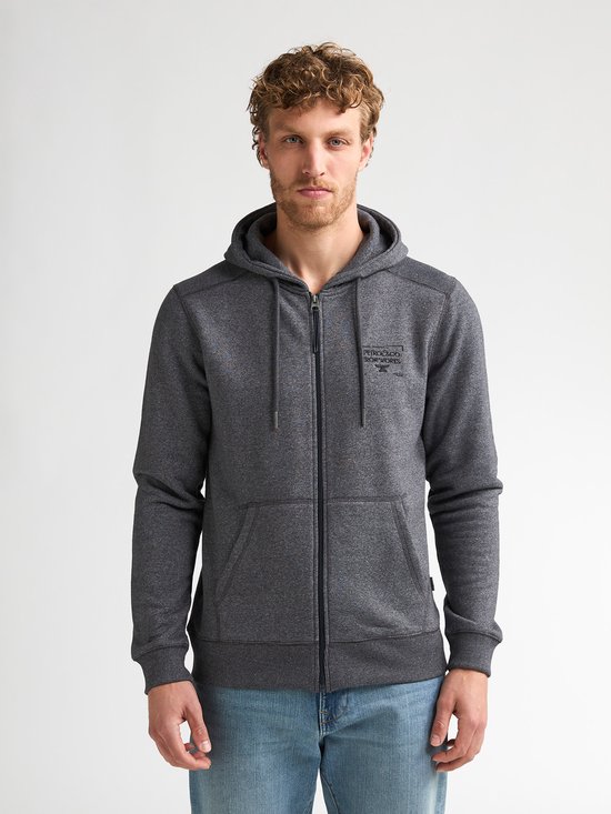 Man met baard draagt een donkergrijs gemêleerd vest met rits en opdruk.