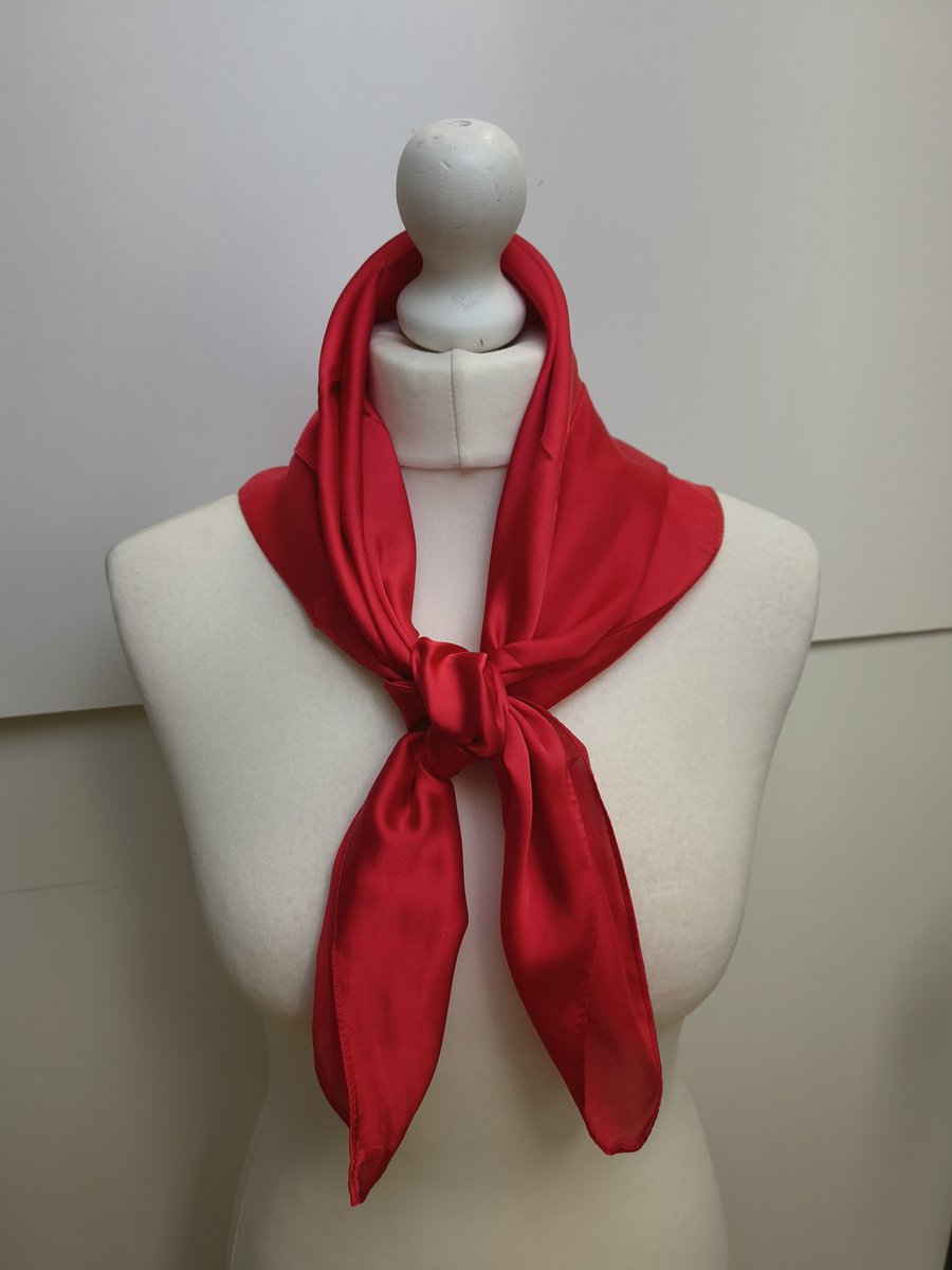 Vierkante dames sjaal Hildegard-effen rood-uni-neksjaal-halssjaal-70x70