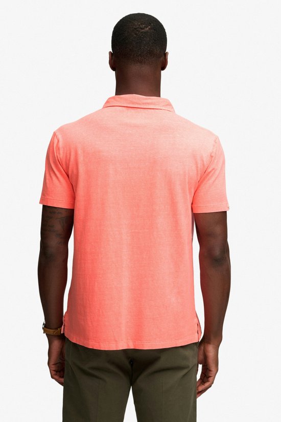 Man met oranje poloshirt met korte mouwen, van achteren gezien.