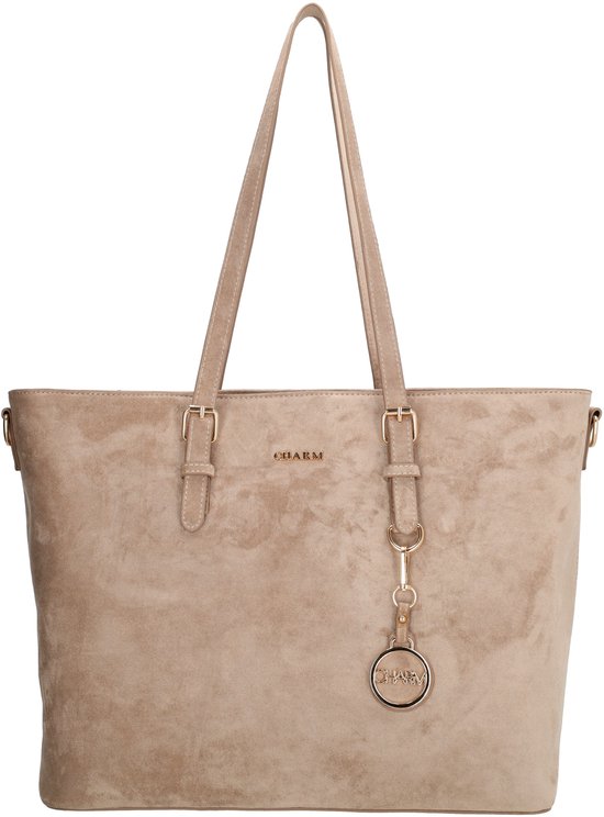 Offen beige suède tas met goudkleurige gespen, label en sleutelhanger met 'Charm'-logo.