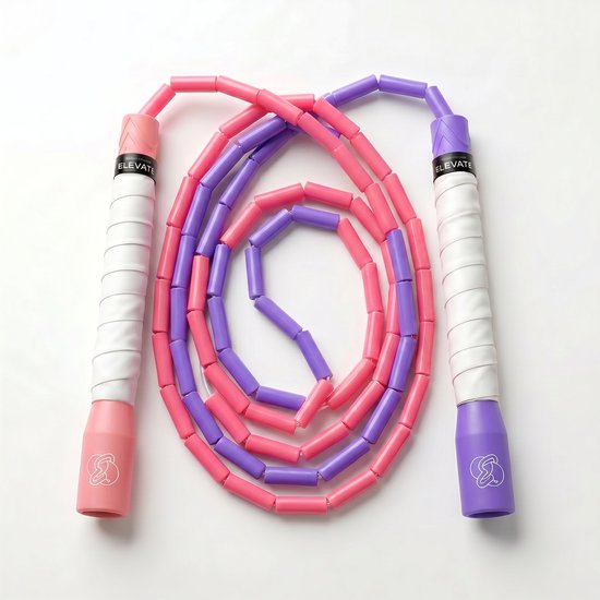 Paars en roze kralen springtouw met witte banden op de handvatten, liggend in een lus.