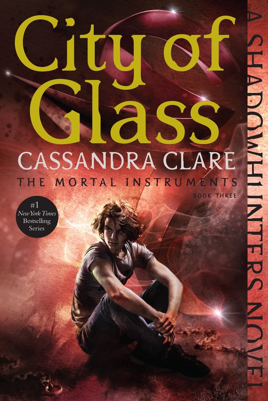 Couverture de livre 'City of Glass' par Cassandra Clare. Un jeune homme aux cheveux bruns est assis sur un fond rouge.