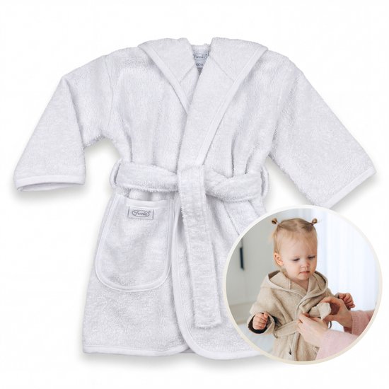 Witte badjas met capuchon en ceintuur, met kleine afbeelding van een baby die hem draagt.