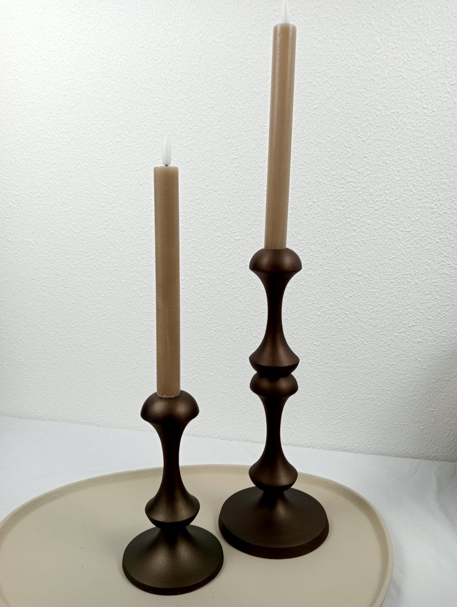 Light & Living Woonyard | Light & Living Set van 2 Kandelaars Bruin Brons inclusief 2 Countryfield LED Dinerkaarsen 22 cm met Afstandsbediening Metaal 29 cm & 18 cm bruin - brons en Taupe