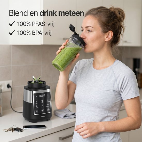 Vrouw drinkt groene smoothie uit een to-go beker naast een zwarte en zilveren blender.