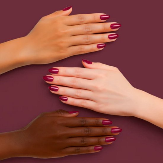 Drie handen met felrode gelnagellak op verschillende huidtinten.