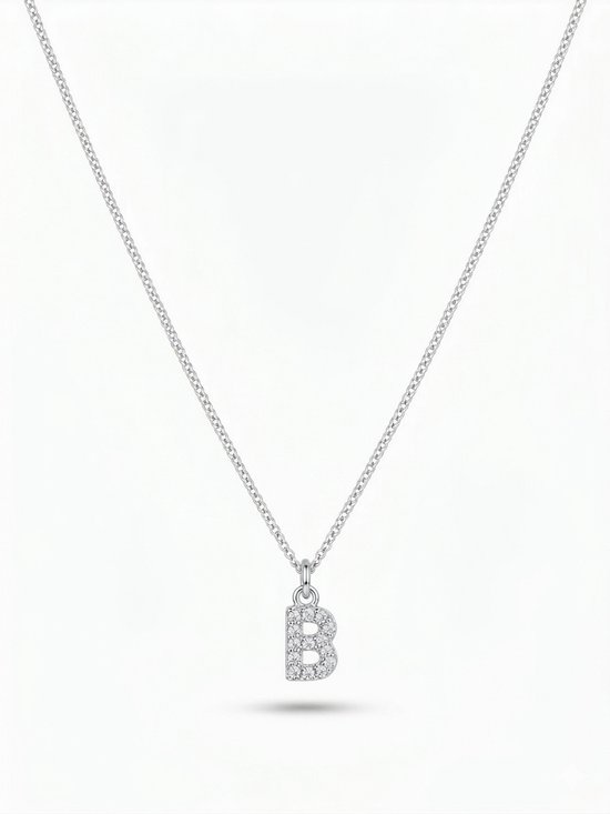 Collier argenté avec un pendentif lettre B orné de strass.