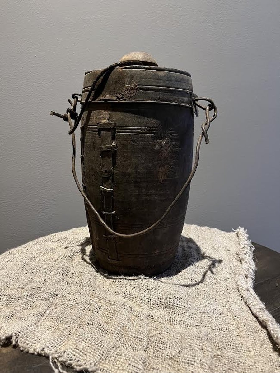 Chinese houten pot met touw en ijzer hengsel- Stoer sober- Landelijk- Sfeervol- woondecoratie