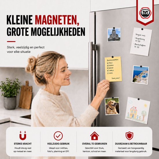 Vrouw met blonde staart bevestigt een gele notitie op een koelkast met foto's en tekeningen.