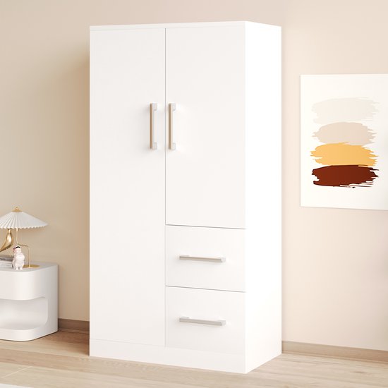 Witte kledingkast met dubbele deuren, twee lades en metalen handgrepen.