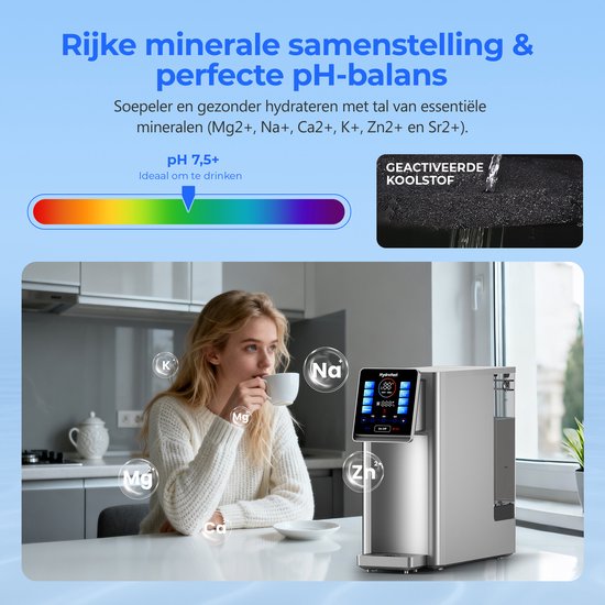 Vrouw drinkt een kopje water naast een zilverkleurige Hydrofast RO waterfilter, met visuele weergave van mineralen en pH-schaal.