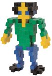 Gemaakt figuur van Plus-Plus bouwstenen: groene trui, gele hals, blauwe broek, zwarte schoenen en haar.