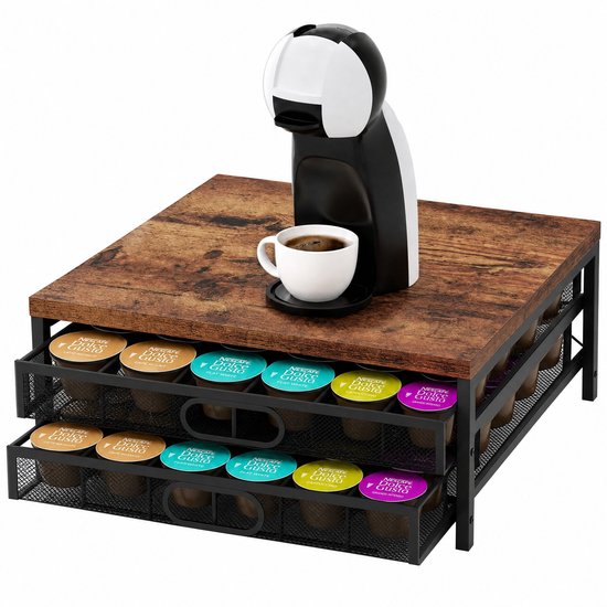 Zwart metalen capsulehouder met 2 lades, 72 Dolce Gusto cups, massief houten blad met apparaat en koffiekopje.