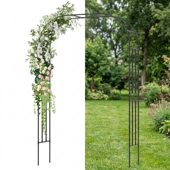 Zwarte tuinboog met roze bloemen aan één kant en een groene tuin.