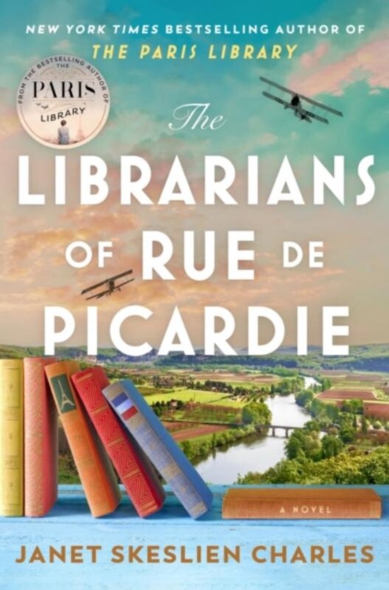 Boekomslag voor 'The Librarians of Rue de Picardie' met in de verte een rivierlandschap, twee oude vliegtuigen en een stapel boeken op de voorgrond.