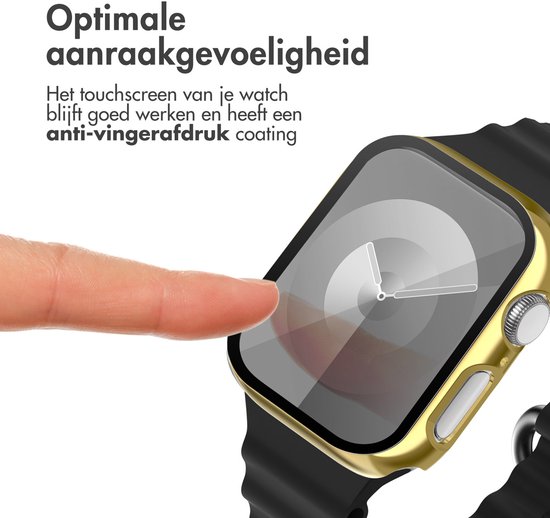 Vinger raakt gouden Apple Watch hoesje aan, optimale aanraakgevoeligheid.