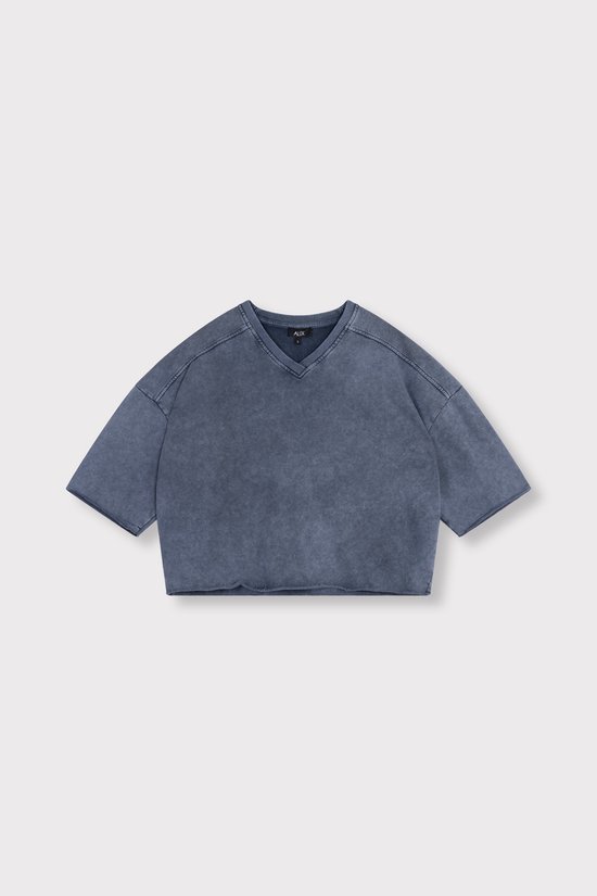Blauwe, gebreide top met korte mouwen en V-hals, hangend aan een kledinghanger.
