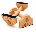 Twee houten push-up bars met zwarte antislip pads, gekruist tentoongesteld. Inscriptie 'ashbrit' en logo zichtbaar.