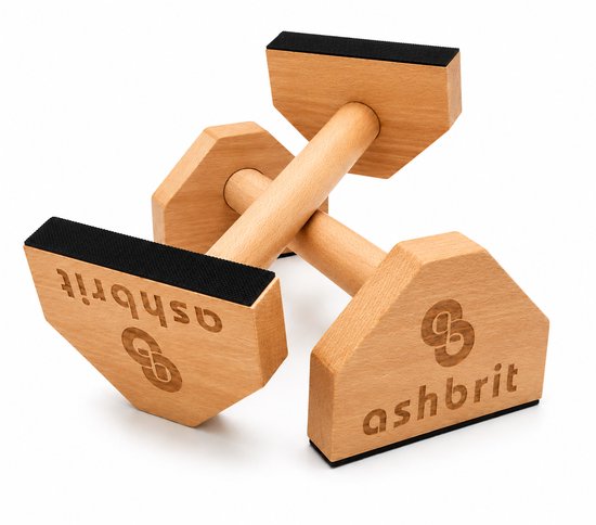 Twee houten push-up bars met zwarte antislip pads, gekruist tentoongesteld. Inscriptie 'ashbrit' en logo zichtbaar.