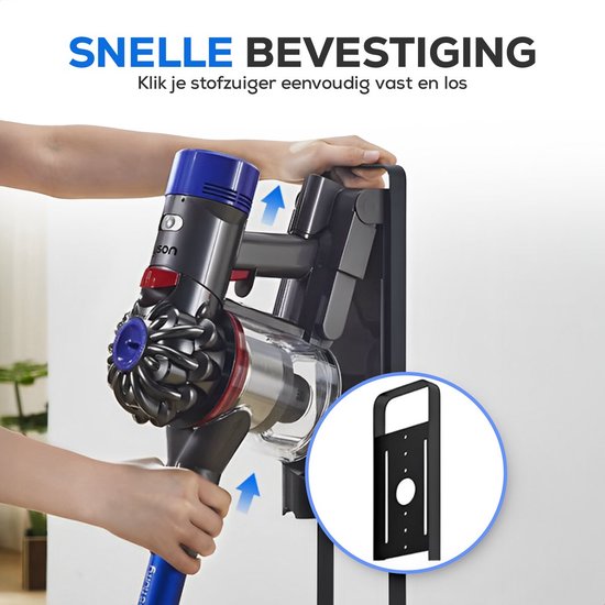 Handen bevestigen een blauwe en grijze stofzuiger aan een zwarte standaard.