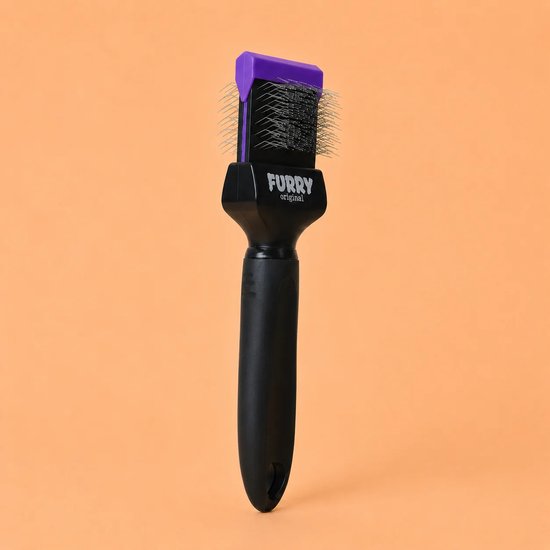 Furry original slicker borstel met paarse kop met metalen pinnetjes en zwart handvat.