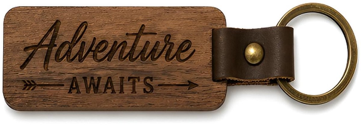 Houten Sleutelhanger "Adventure awaits" - Met Gravure - Hout & PU Leer - 10 cm - Cadeau voor Reiziger / Backpacker / Outdoor