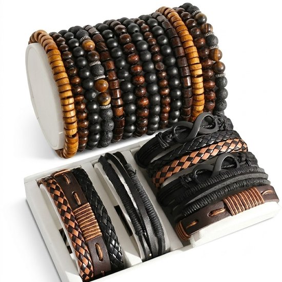 Presentatie van herenarmbanden op een witte display: stapels met houten en zwarte kralen, en gevlochten lederlook bandjes met metalen details.