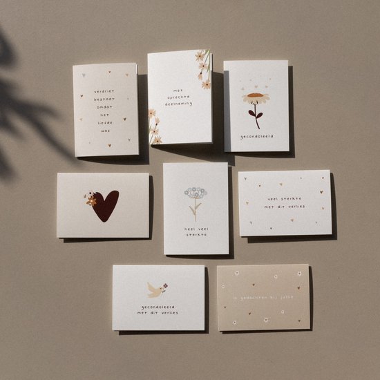 Ensemble de huit cartes de condoléances différentes avec divers textes et illustrations, dont un cœur, des fleurs, une fleur, une colombe et des cœurs.